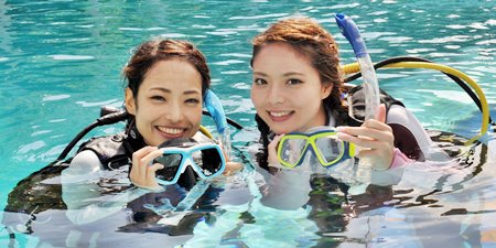 ダイビング講習水面女子2人